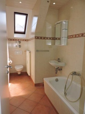 *** TOP-Wohnung von privat *** 1 ZKB-Dachwohnung (Top saniert !) *** Anschauen lohnt !!!