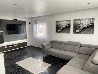 Luxuriöse Eigentumswohnung mit Balkon & Garage + Parkplatz (insg. 3 Autos) sowie Fußbodenheizung