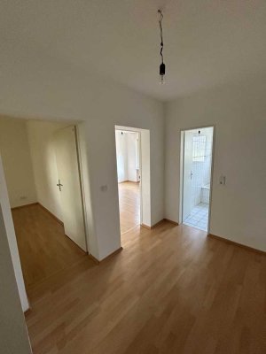 Sonnige 2-Zimmer Wohnung mit Balkon und Stellplatz in Offenbach Stadtmitte