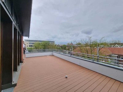 Stilvolle, vollst. renovierte 2,5-Raum-Penthouse-Wohnung mit  70 qm Dachterasse
