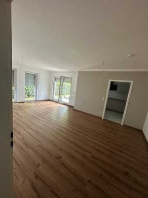 Gepflegte Erdgeschosswohnug mit Balkon , Tiefgarage