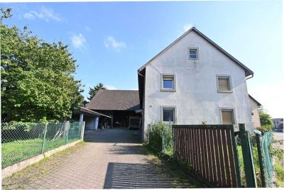 Wohnhaus mit Scheune, Nebengebäude und großem Grundstück