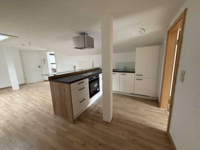 Geschmackvolle, vollständig renovierte 2-Raum-DG-Wohnung mit EBK in Aschau