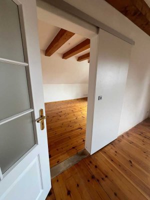 Helle Dachgeschosswohnung in Potsdam mit Garten