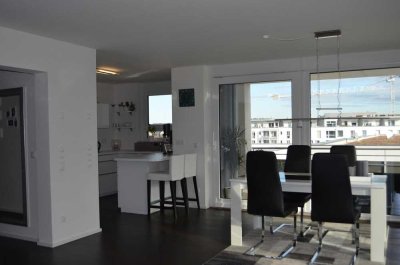 von Privat - Penthouseflair, bezugsfrei und neuwertig, sehr hell und tolle Aussicht, Balkon, EBK