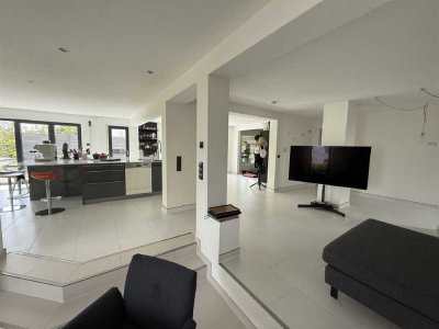 Eleganz trifft Moderne!
Extravagante Wohnung auf 2 Etagen (EG und OG) mit viel Platz und eine