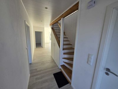 Freistehendes Einfamilienhaus mit hochwertigem Dachausbau in ruhigem Umfeld