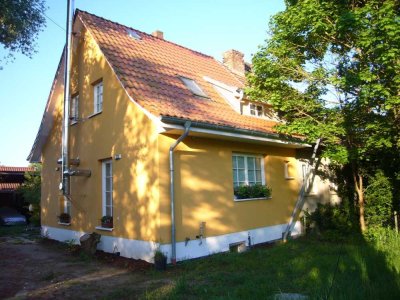 Freist. Doppelhaus, 1 DHH kompl. saniert, inkl. Einrichtung, 2500 m² Grund, provisionsfrei
