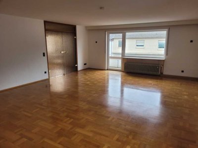 Schöne gepflegte 6-Zimmer-Wohnung mit Balkon und Einbauküche in Katzweiler