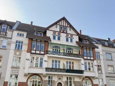 KLEEFELD: Charmante 4-Zi. Altbau, 2 Balkone, Dielen- u. Terrazzoboden, Tageslicht-Bad u. Einbauküche