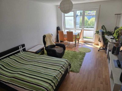 Gepflegte Wohnung mit eineinhalb Zimmern sowie Balkon und EBK in Regensburg