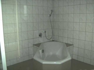 Freundliche und gepflegte 5-Raum-EG-Wohnung mit geh. Innenausstattung mit Balkon und EBK