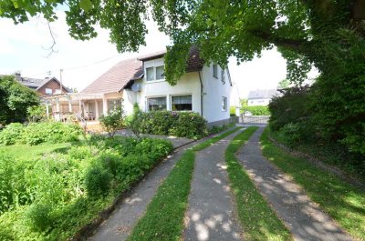 Birlinghoven: Älteres Einfamilienhaus mit weiterem Bauland zu verkaufen