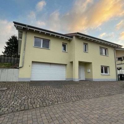 GEORGOUS NEWER FREEST. HOUSE WITH DOUBLE GARAGE AND VIEW!
