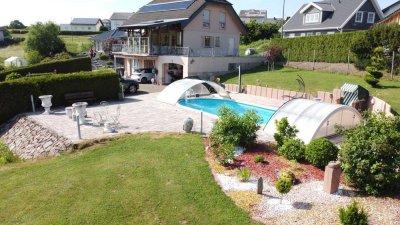 Einfamilienhaus mit Einliegerwohnung und Außenpool