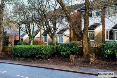 Freistehendes Mehrfamilienhaus mit 10 Wohnungen und 9 Garagen