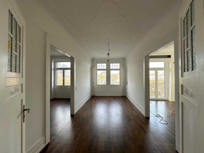 Schaumainkai: Geräumige Altbauwohnung mit EBK, 2 Balkonen und Blick auf die Skyline