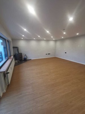 Moderne 2-Zimmer-Wohnung mit Kamin, Balkon und EBK in Manderscheid