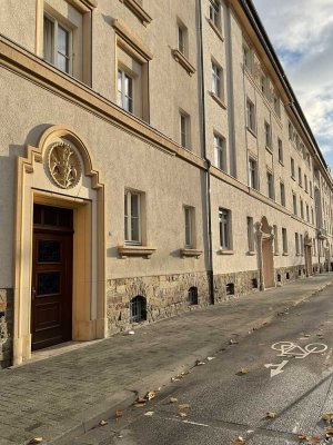 Renovierter Altbau-Flair: 2 Zimmerwohnung in Wiesbaden