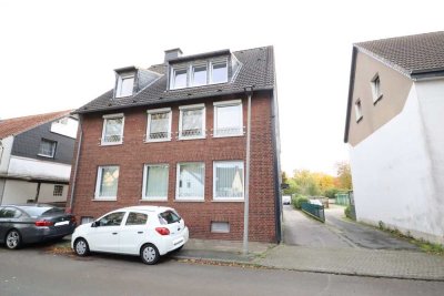 Modernisierte Dachgeschosswohnung mit Garten, Garage und neuer Küche in ruhiger Lage von Oberhausen