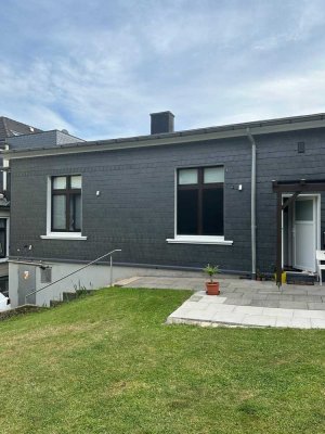 Schöne und neuwertige 2-Raum- Wohnung  mit geh. Innenausstattung