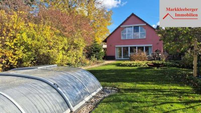 Hier bleiben keine Wünsche offen: Haus mit viel Platz + Komfort-Luftwärme, Pool, Sauna, Garage u..a