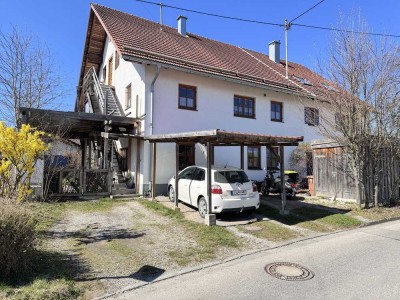 Charmante Doppelhaushälfte mit zwei Wohneinheiten, ausbaufähigem Dachgeschoss und Naturgarten