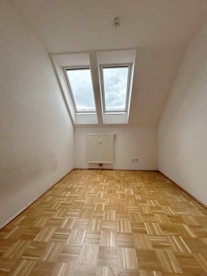 WOHNEN IM GRÜNEN - 3 ZIMMER WOHNUNG IN KATSDORF MIT LOGGIA UND PARKPLATZ
