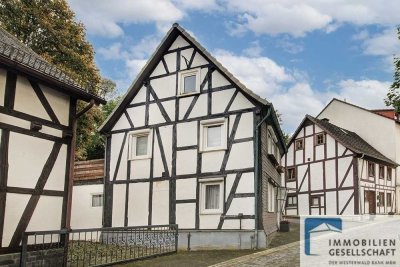 Kleines und geschmackvoll modernisiertes Fachwerkhaus mit Anbau in zentraler Ortslage von Wissen!