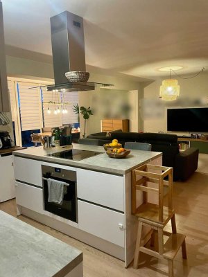 Großzügige Whg mit offener Küche/Ess-/Wohnzimmer + 2 Zimmer + Bad