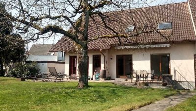 Provisionsfrei- Doppelhaushälfte mit sehr schönem Grundstück und Garten in ruhiger Lage
