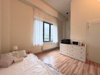 gz-i.de: Möbliertes Apartment mit Badewanne und großem Fenster