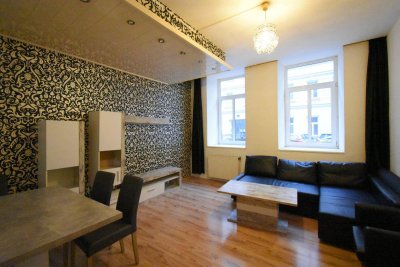++NEU++ Renovierungsbedürftige 4-Zimmer Altbauwohnung im Erdgeschoss!
