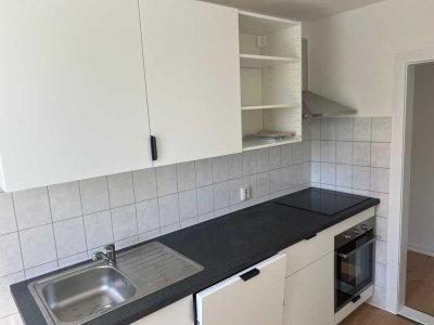 Hochparterre. frisch sanierte 2 Zimmer Wohnung mit EBK und Stellplatz