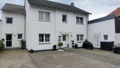 Großes Einfamilienhaus mit kleinerem Anliegerhaus