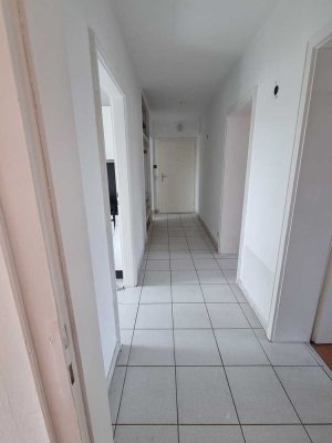 Modernisierte 3,5-Zimmer-Wohnung mit Balkon und EBK in Augsburg