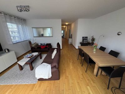 Altstadtrand: möblierte 3-Zimmer-Wohnung mit großer Dachterrasse und 2 TG-Stellplätzen