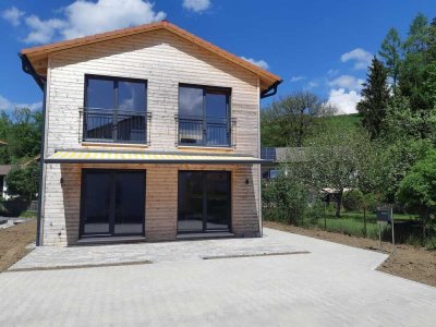 RAUM CHIEMGAU - PROVISIONSFREI VON PRIVAT: Modernes Holzhaus (Neubau 2024) auf seltenem Pachtgrund