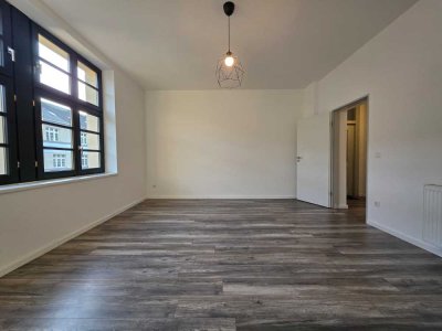 Krefeld, zentral gelegen: Altbauwohnung mit großer Wohnküche als Mittelpunkt,  3 Zimmer, im 2. OG !