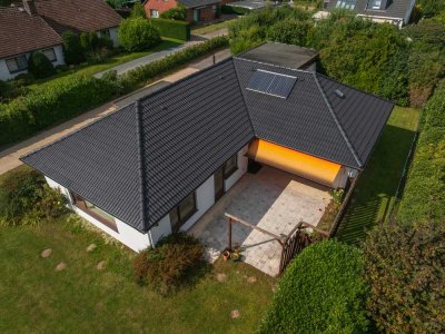 MITTEN IN HITTFELD: Ebenerdiger Walmdach-Bungalow
