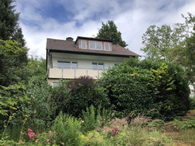Frei verfügbar: Geräumiges Zweifamilienhaus mit herrlichem Ausblick auf das Leinetal
