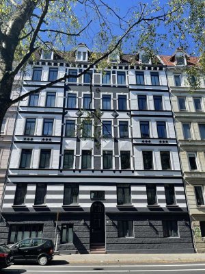 Holtenauer Str. 211, helle Altbauwohnung in wunderschönem Jugendstil, Balkon & Dielenfussboden