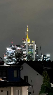 Stilvolle, neuwertige 4-Zimmer-Wohnung mit Balkon und Einbauküche in Frankfurt