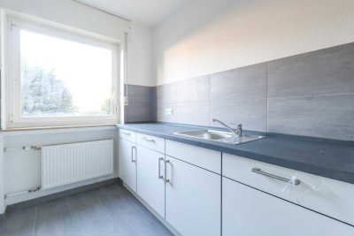 Schön geschnittene Erdgeschoss-Wohnung mit Balkon, EBK und Tageslichtbad!