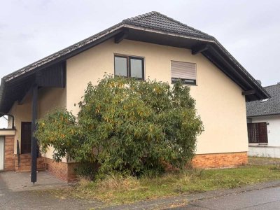 Haus zu verkaufen mit zwei Wohnungen (aufgeteilt in WEG).