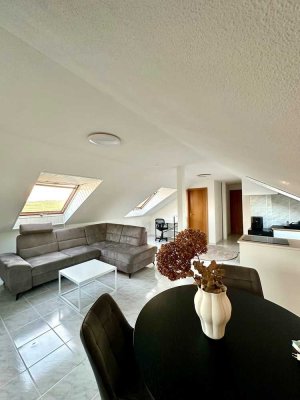 Charmante und möblierte 2-Zimmer-Dachgeschosswohnung am Feldrand