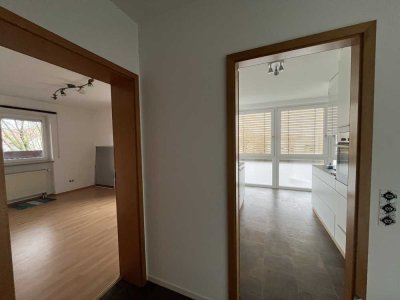 Vollständig renovierte 3-Zimmer-Wohnung mit Balkon und Einbauküche in Bad