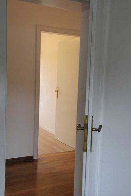 Familienfreundliche 3,5-Zimmer-Wohnung mit Balkon und Gartenanteil in München Forstenried
