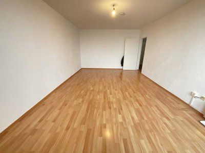 Großes WG Zimmer mit großem eigenen Balkon in Damen WG