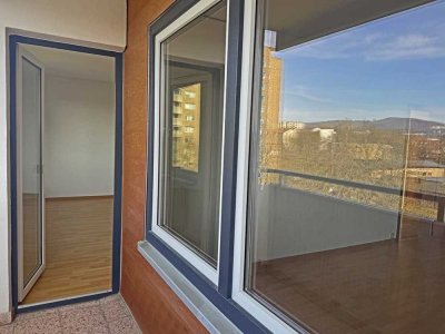 Frisch renovierte Wohnung mit Südwest-Balkon und atemberaubendem Blick in Niederzwehren!